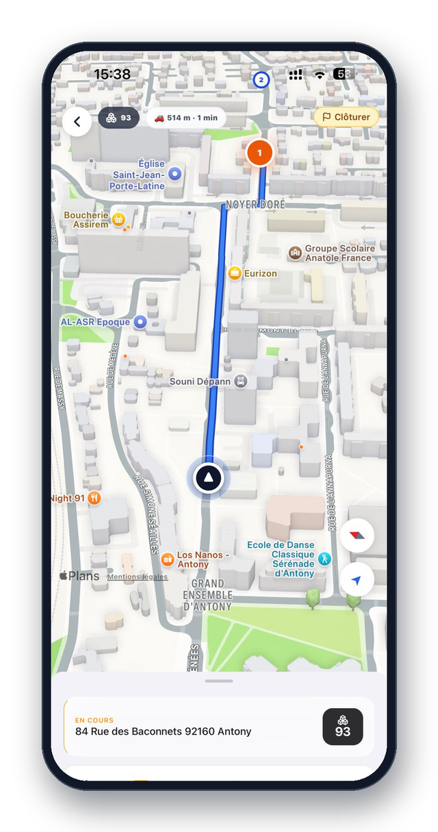 Capture de l'écran de guidage de Krivo sur iPhone : une carte 3D du quartier du Noyer-Doré, à Antony, avec le trajet tracé en bleu jusqu'au prochain arrêt, marqué « 1 » en orange, la distance qui reste — 514 m, 1 min —, le nombre de colis à bord, un bouton Clôturer, et en bas la fiche de l'arrêt en cours : « 84 Rue des Baconnets 92160 Antony ».
